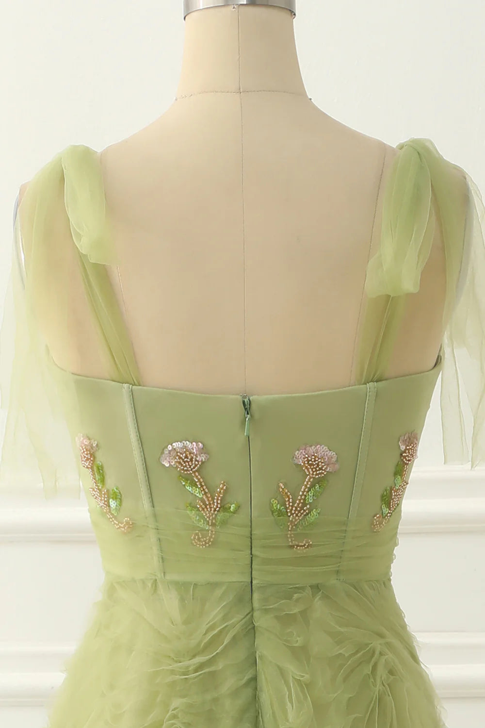 Robe de bal trapèze en tulle à sequins et perles